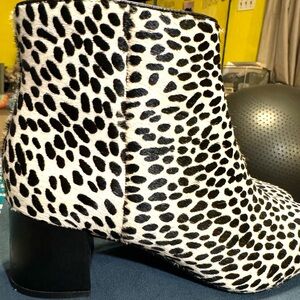 EUC: Like NEW, Clarks dalmatian print boots!!  SO FUN to wear and SO comfy 😀😀